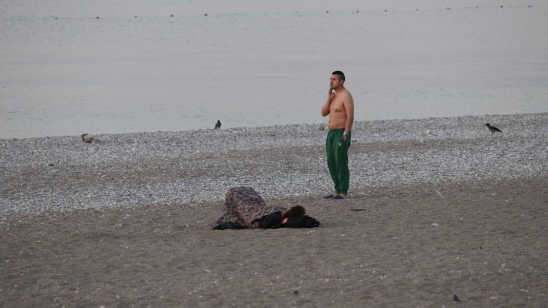 Nefes alamayan Antalyalılar sahilde sabahladı. Sıcaklık 45 dereceyi gördü 8